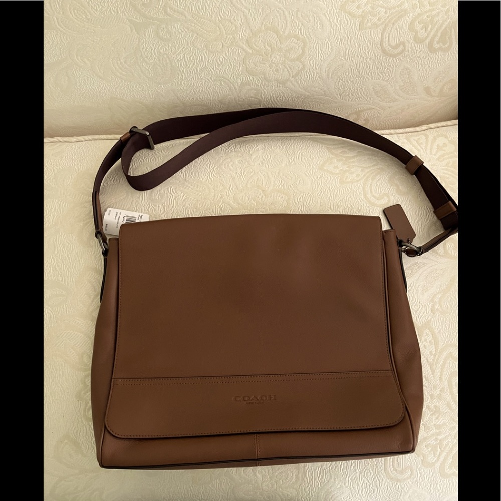 Houston Messenger leather briefcase with a large flap and a magnetic closure!